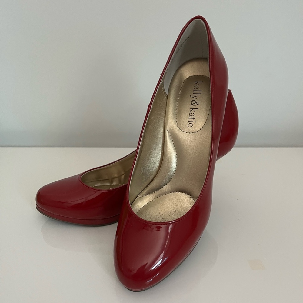 Kelly & Katie Glossy Burgundy Heels - Picture 5 of 7